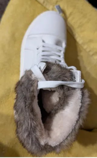 Botines polipiel con pelo y cordones.