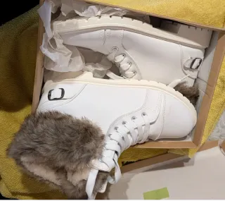 Botines polipiel con pelo y cordones.