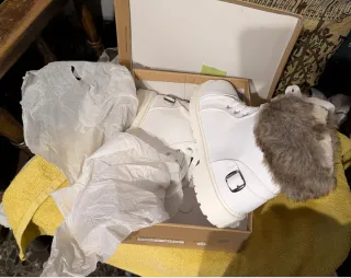 Botines polipiel con pelo y cordones.