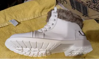 Botines polipiel con pelo y cordones.