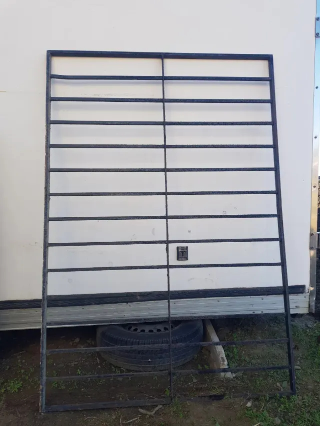 Reja de hierro  de 115 x 170 cm