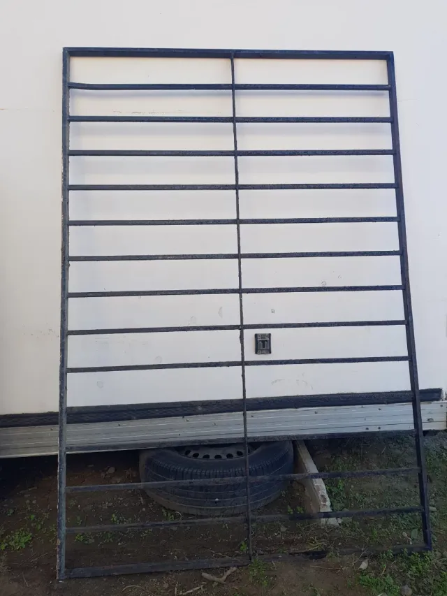 Reja de hierro  de 115 x 170 cm