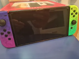 Nintendo Switch OLED + 3 Giochi + custodia leggermente usata