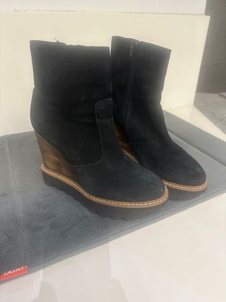Botines ante cuña negros