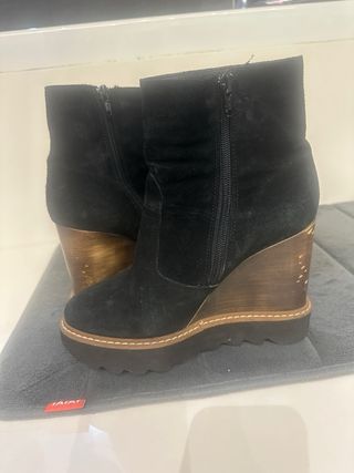 Botines ante cuña negros