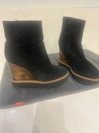 Botines ante cuña negros