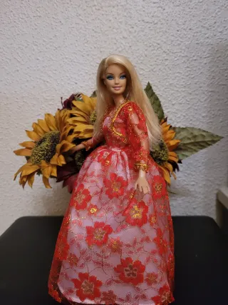 Muñeca Barbie Vestido Rojo Flores Doradas