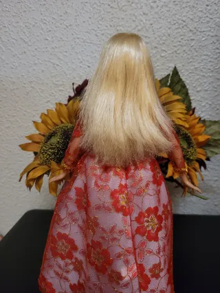 Muñeca Barbie Vestido Rojo Flores Doradas