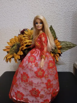 Muñeca Barbie Vestido Rojo Flores Doradas