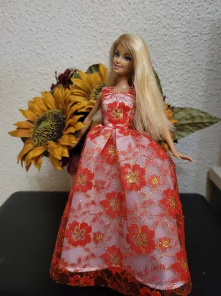 Muñeca Barbie Vestido Rojo Flores Doradas