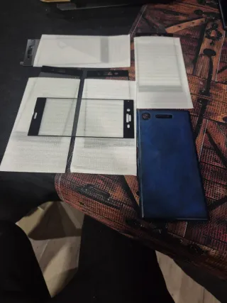 Sony Xperia XZ1 con protezioni