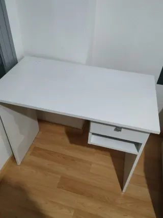 Scrivania bianca piccola con cassetto