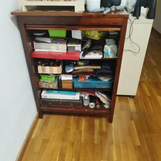 Mueble de madera con persiana