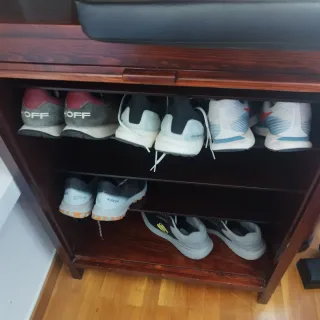 Mueble de madera con persiana, calzado, libros...