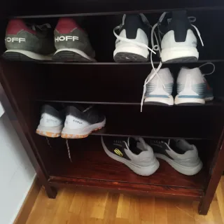 Mueble de madera con persiana, calzado, libros...
