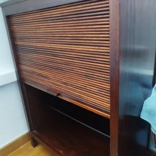 Mueble de madera con persiana, calzado, libros...