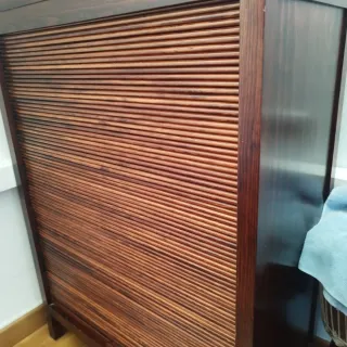 Mueble de madera con persiana, calzado, libros...