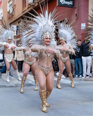 Traje de comparsa dorado y blanco