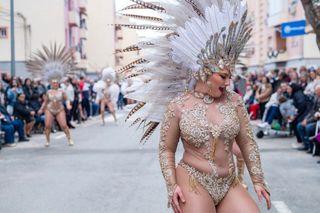 Traje de comparsa dorado y blanco