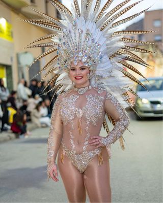 Traje de comparsa dorado y blanco