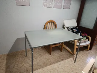 Mesa de cristal y aluminio