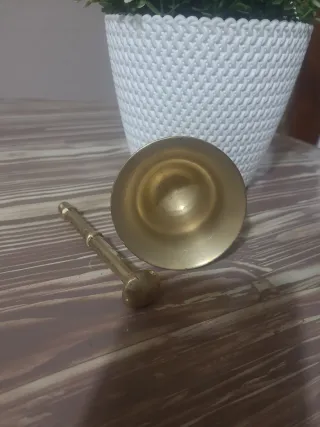 Mortero o almirez de bronce con mano. Vintage