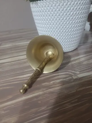 Mortero o almirez de bronce con mano. Vintage