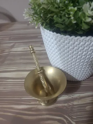 Mortero o almirez de bronce con mano. Vintage