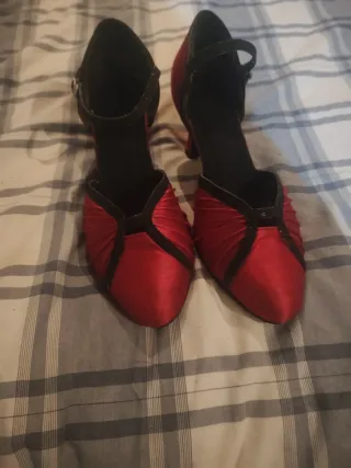 Zapatos de baile rojos y negros