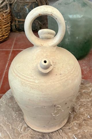 Botijo de barro antiguo