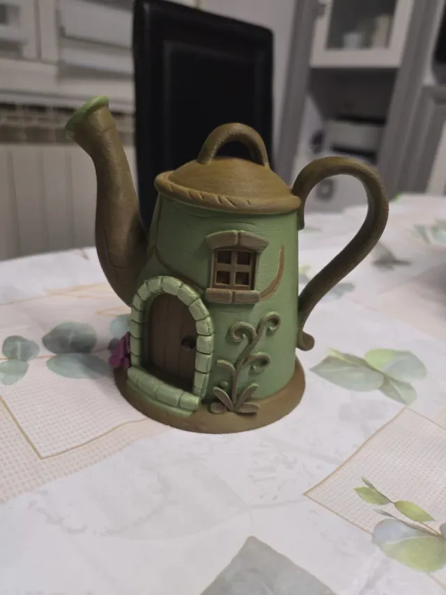 Incantevole casetta decorativa a forma di annaffiatoio