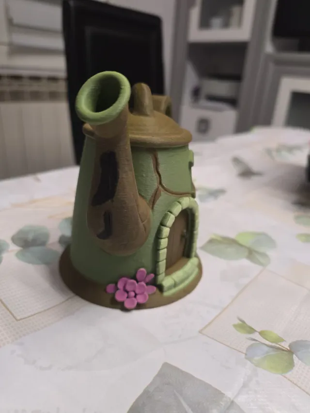 Incantevole casetta decorativa a forma di annaffiatoio
