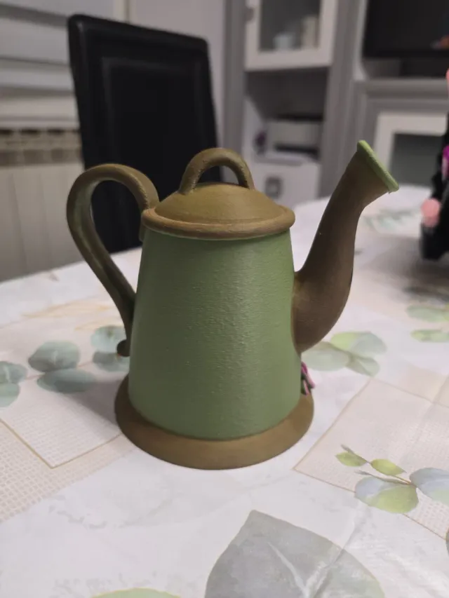 Incantevole casetta decorativa a forma di annaffiatoio