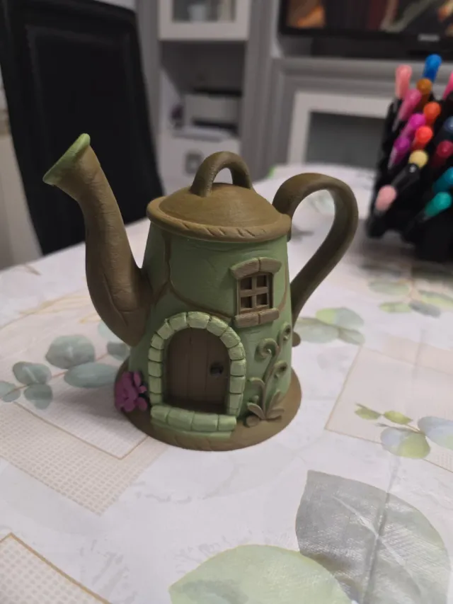 Incantevole casetta decorativa a forma di annaffiatoio