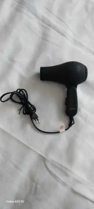 Secador de pelo negro plegable.