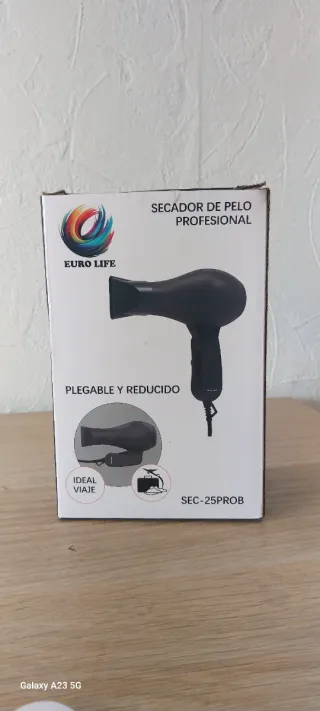 Secador de pelo negro plegable.