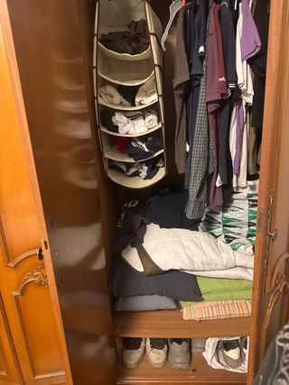 Guardaroba in legno marrone con 6 ante