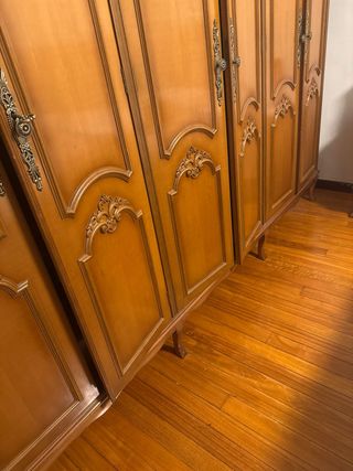 Guardaroba in legno marrone con 6 ante