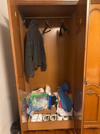 Guardaroba in legno marrone con 6 ante