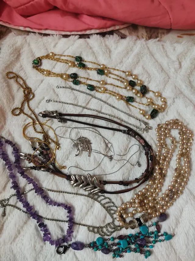 Conjunto de colares antigos com pedras