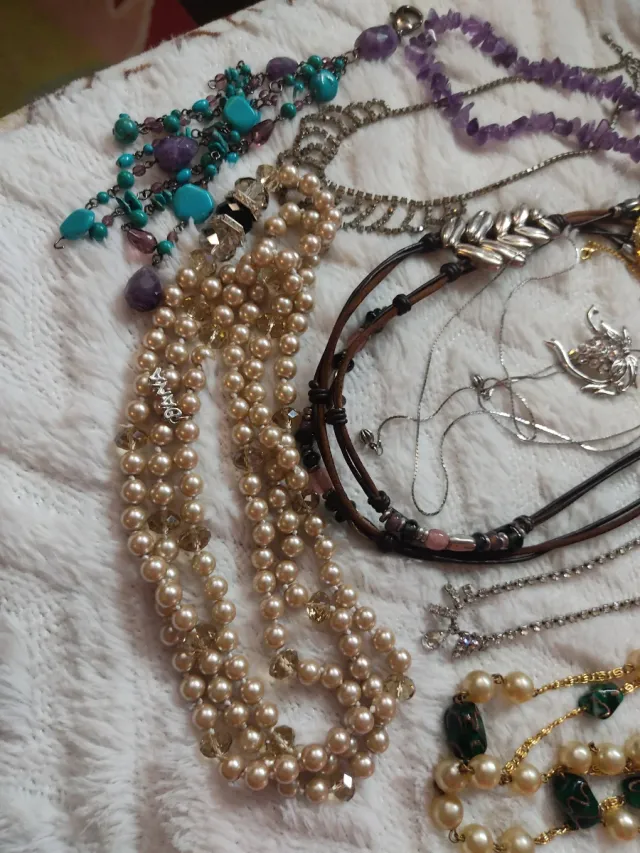 Conjunto de colares antigos com pedras