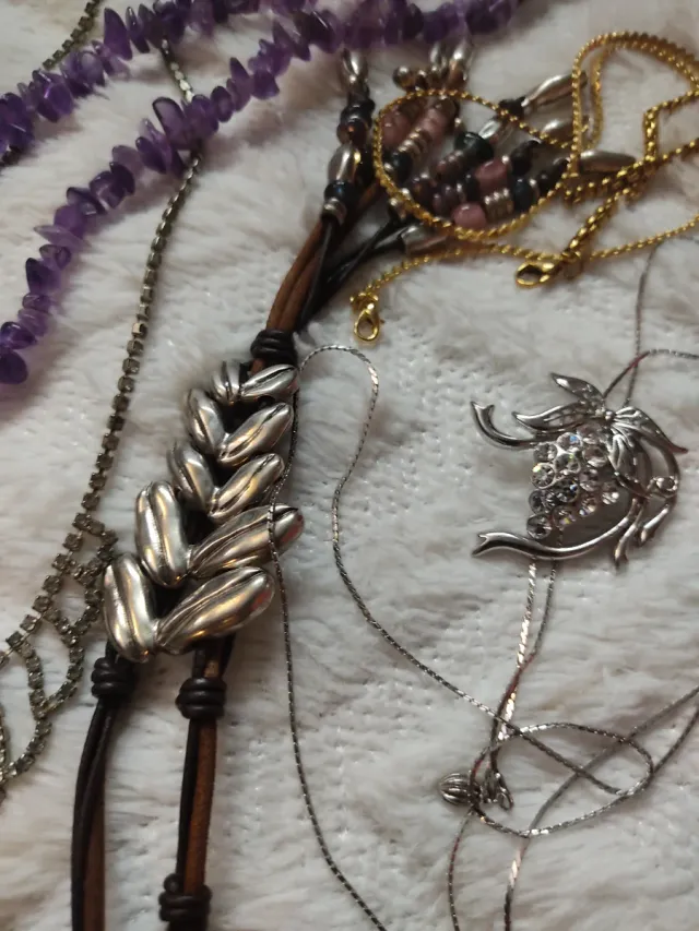 Conjunto de colares antigos com pedras