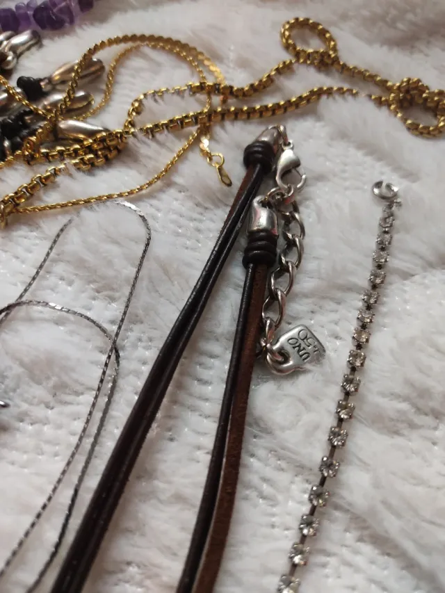 Conjunto de colares antigos com pedras