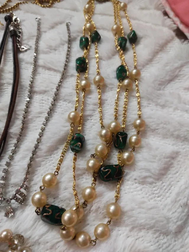 Conjunto de colares antigos com pedras