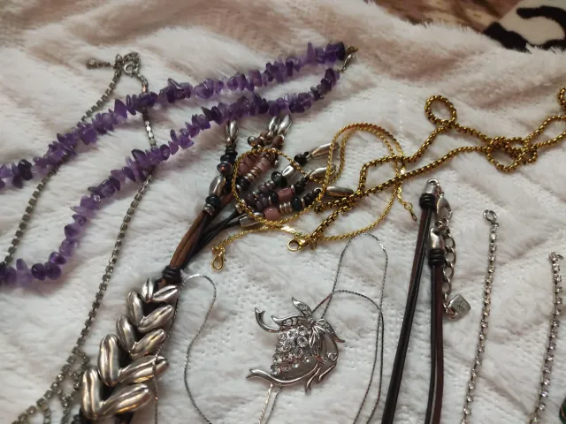 Conjunto de colares antigos com pedras