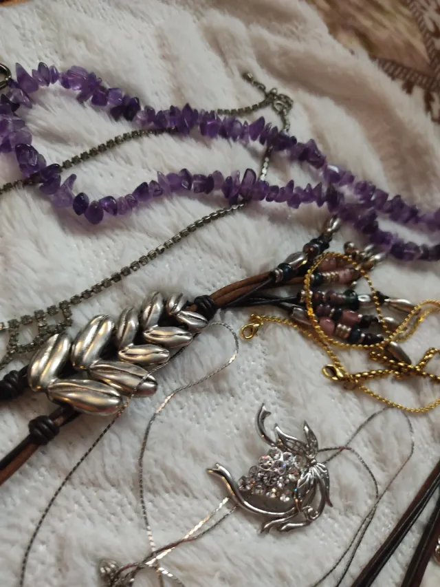 Conjunto de colares antigos com pedras