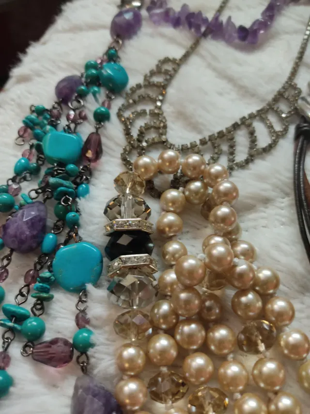 Conjunto de colares antigos com pedras