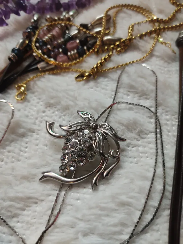 Conjunto de colares antigos com pedras