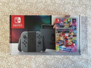 Nintendo Switch + Mario Kart 8 Deluxe + extras