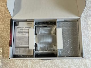 Nintendo Switch + Mario Kart 8 Deluxe + extras